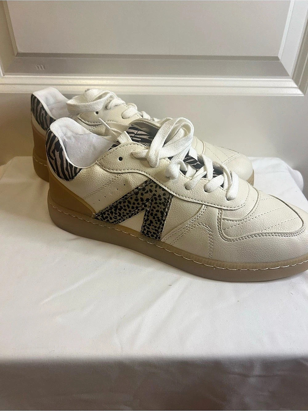 VEJA V-12 Women's Animal Print Sneakers US 7.5 Like New